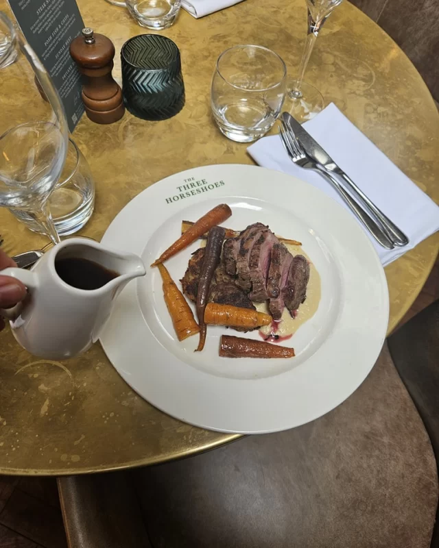 On today's specials~ Cornish Lamb Rump, Onion Puree, Potatoe Rosti, Baby Rainbow Carrots, Redcurrant Jus

Come and get one as once it's gone its gone!

 #lamb #gastropub